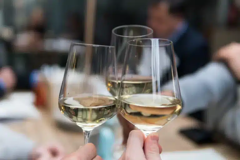 Boire de l&rsquo;alcool en mangeant? Bonne idée ou pas?
